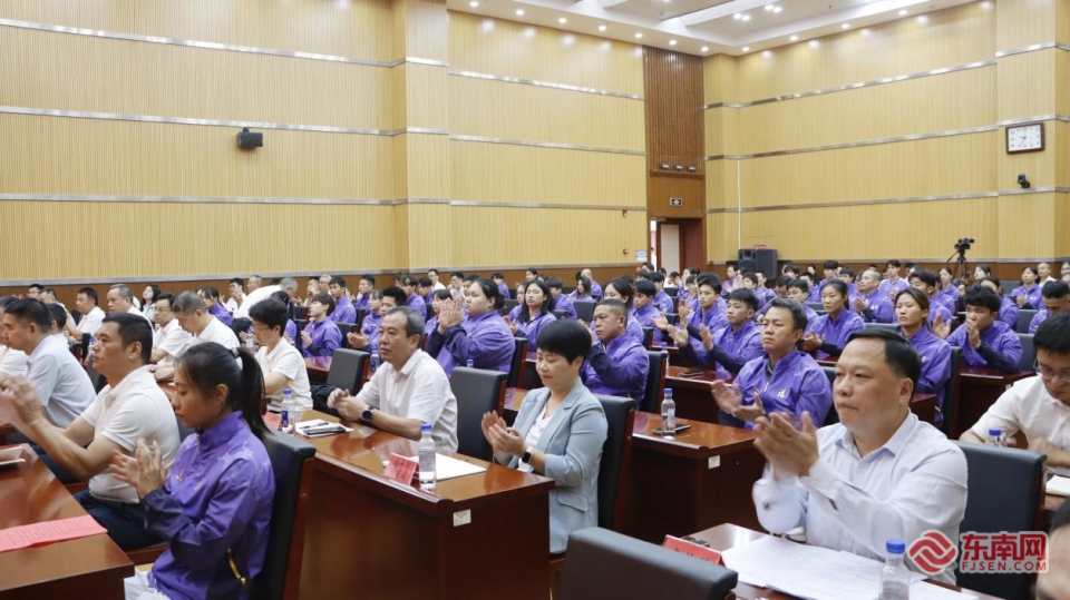 在授旗环节 在授旗环节